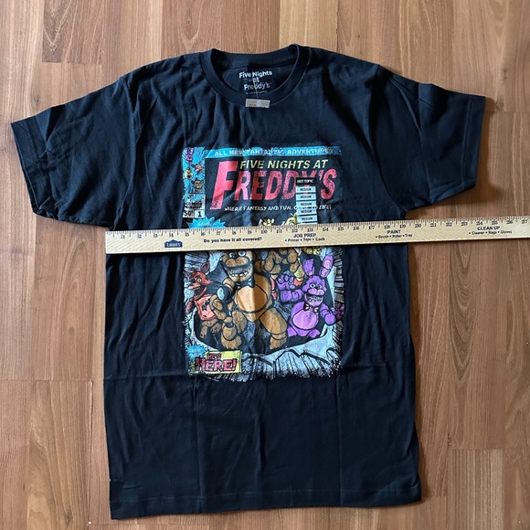 NWT Five Nights At Freddy's Comic Cover T-Shirt size Medium Hot Topic 🐻 FNAF - Picture 5 of 7